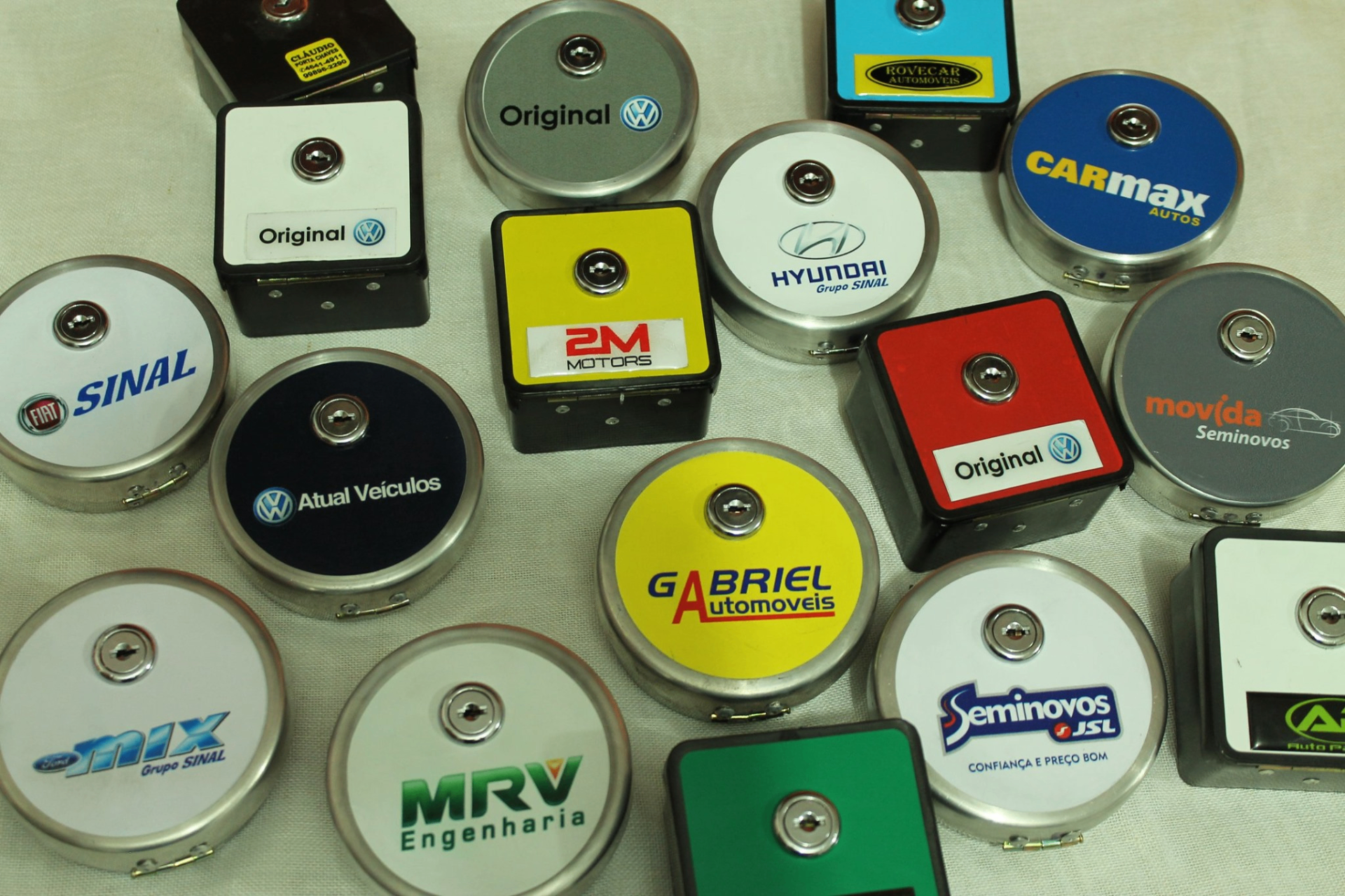 Variedade de porta-chaves de marcas automotivas